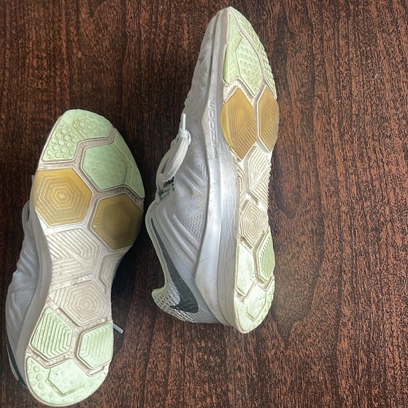 Free!! Nike Women's 7.5 Gray and Green Zoom condition fly knit Running Shoes - Picture 4 of 8